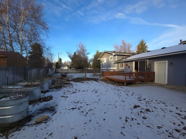 Building Photo - Fully Furnished Home