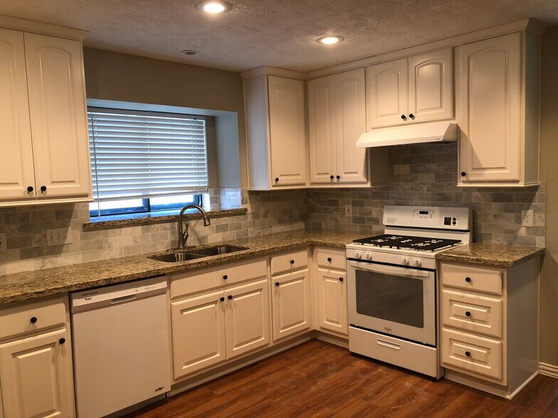 Building Photo - 22014 Shady Valley Dr