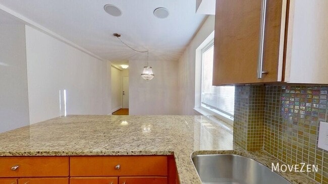 Building Photo - 2425 Vail Ave