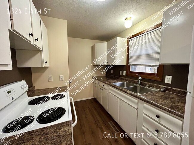 Building Photo - 1324 E 4th St