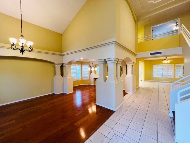 Building Photo - Stunning 4 bedroom, 3 bath home in West El...