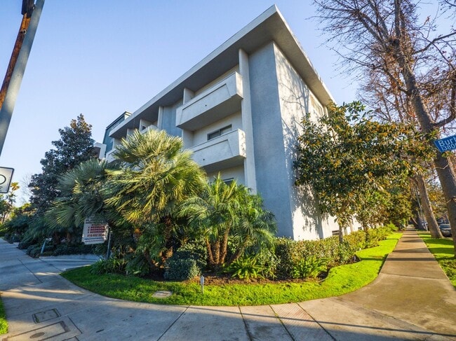 Building Photo - Stunning Upgraded 1 Bed/1 Bath with a Spacious Floorplan & Balcony!