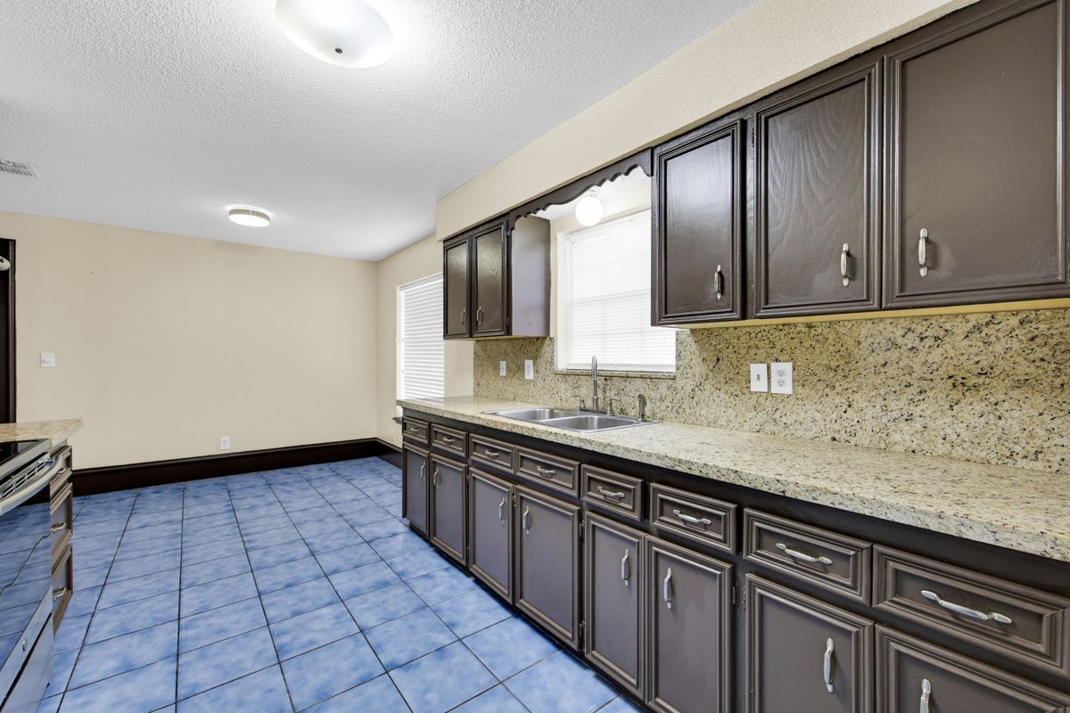 Building Photo - 2316 Pin Oak Rd