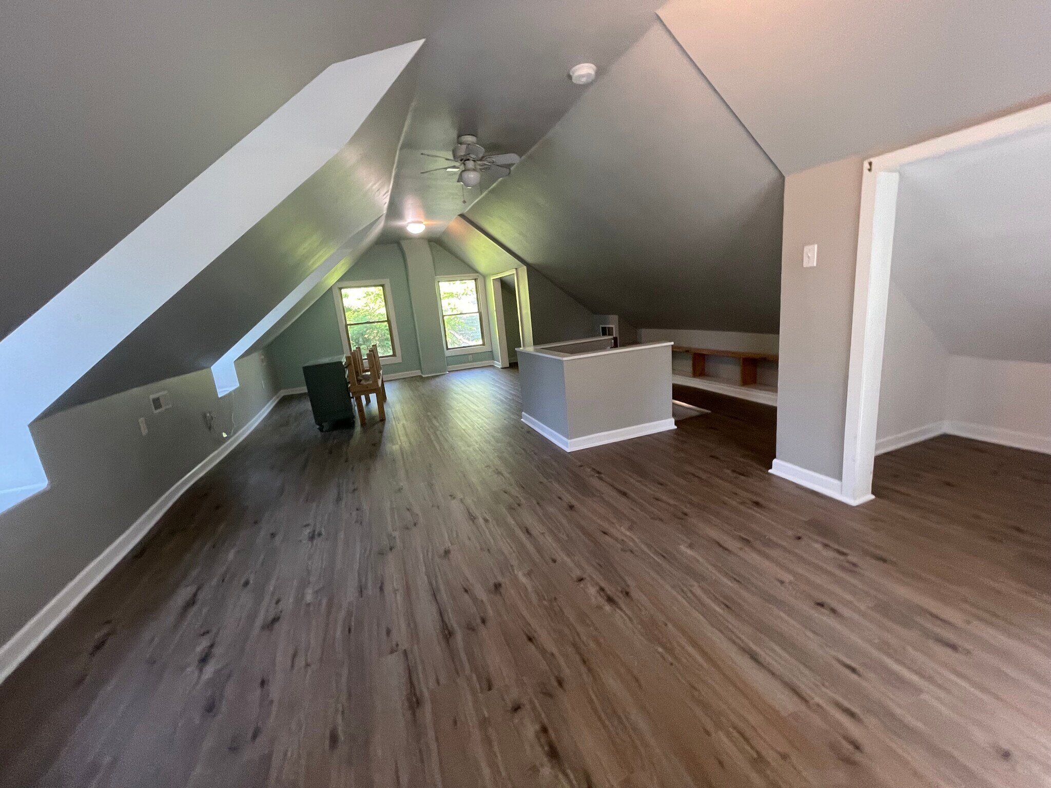 3rd FL 600+ sqft - 210 Mannion Ave