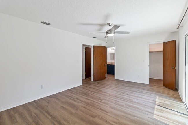 Building Photo - MOVE IN SPECIAL- Beautiful Newly Renovated 2/1 Duplex in St. Cloud - No HOA
