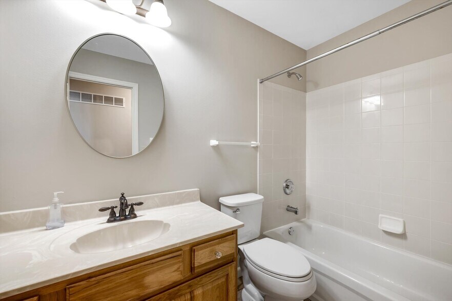 Building Photo - 1583 Briarchase Dr