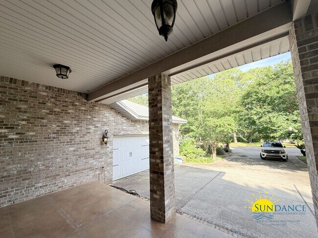 Building Photo - 249 Beachview Dr NE
