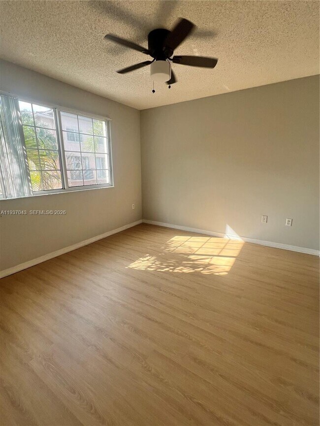 Building Photo - 2033 SE 10th Ave