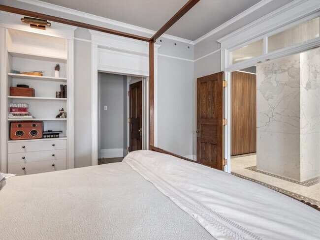 Building Photo - 1210 N Astor St