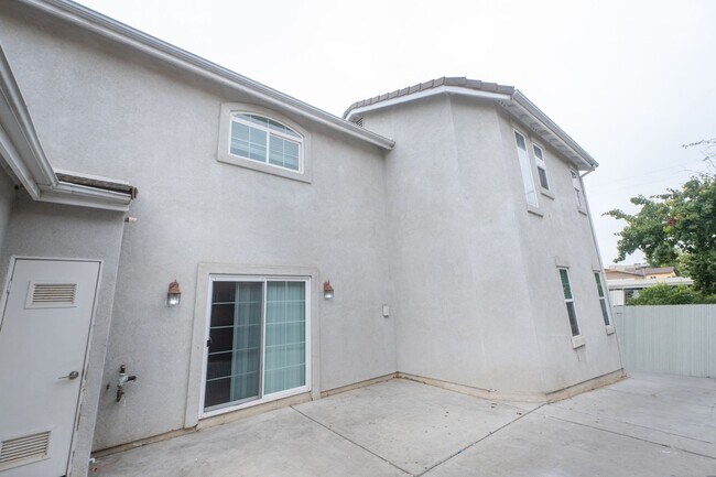Building Photo - 511 Stork St