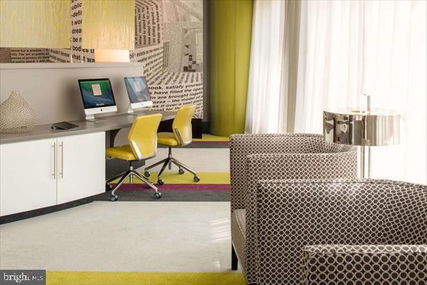 Building Photo - 8231 Crestwood Heights Dr