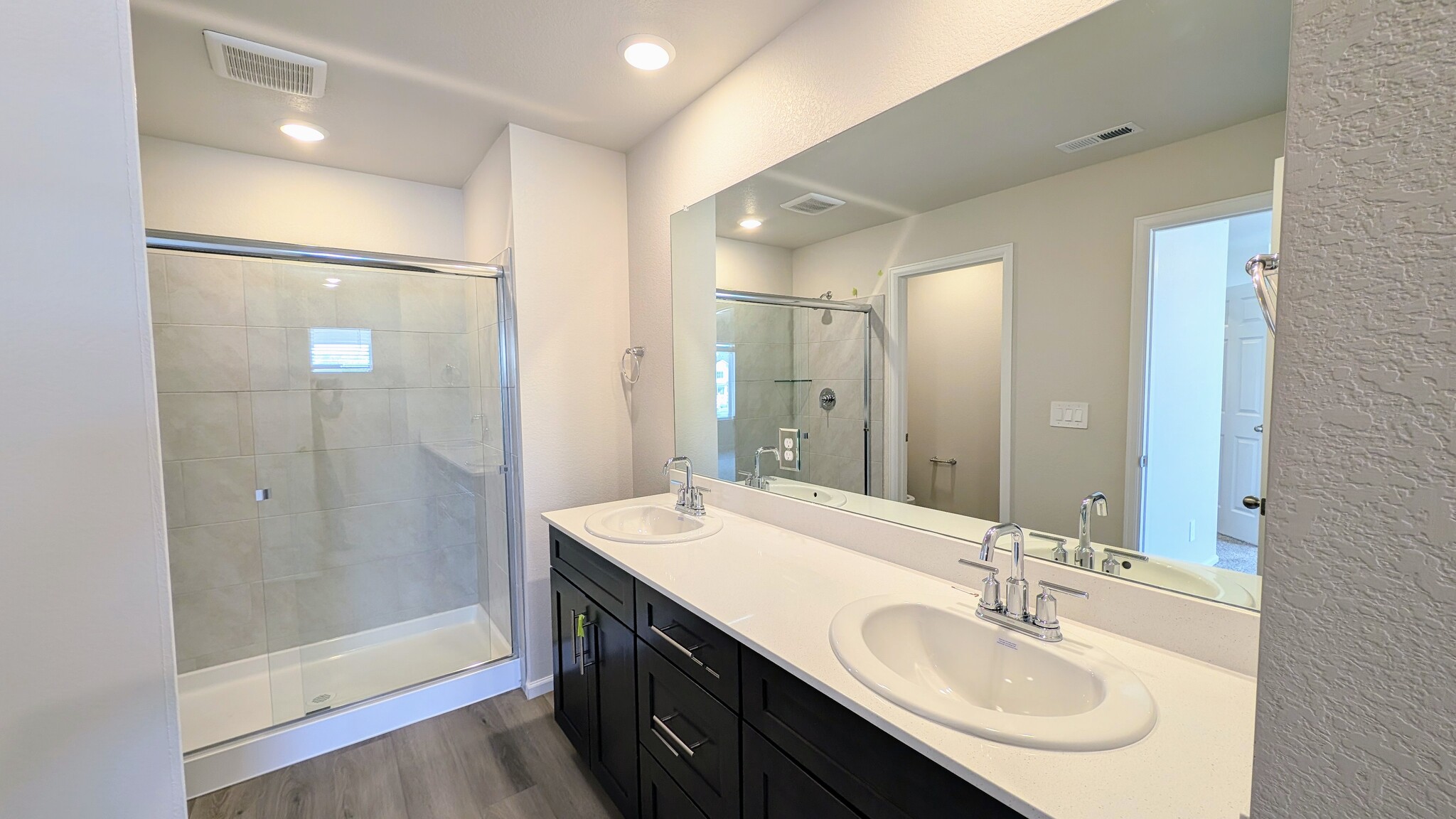 Attached Master Bathroom - 6569 N Malaya St