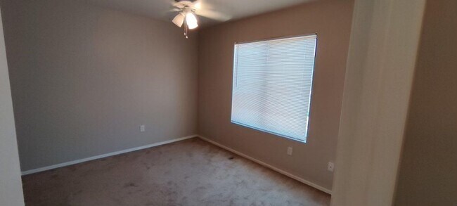 Building Photo - 1385 E Betsy Ln