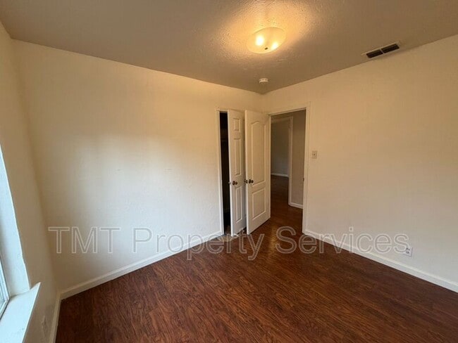 Building Photo - 2011 Mangrum Ave