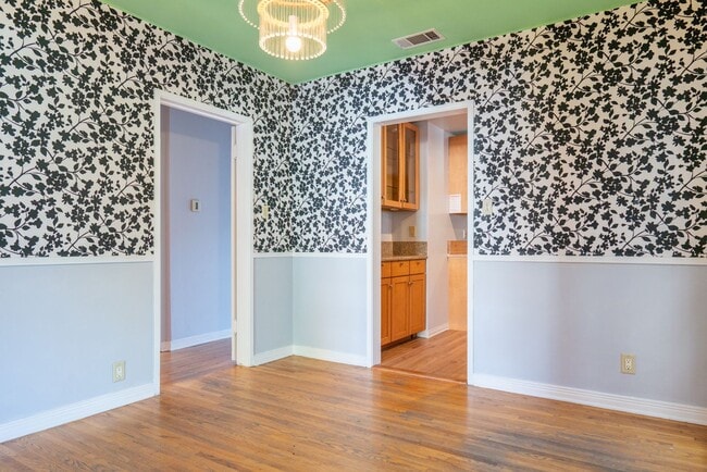 Building Photo - Vibrant 2b2b Franklin Hills / Los Feliz Home - Huge Private Grass  Yard - Central HVAC