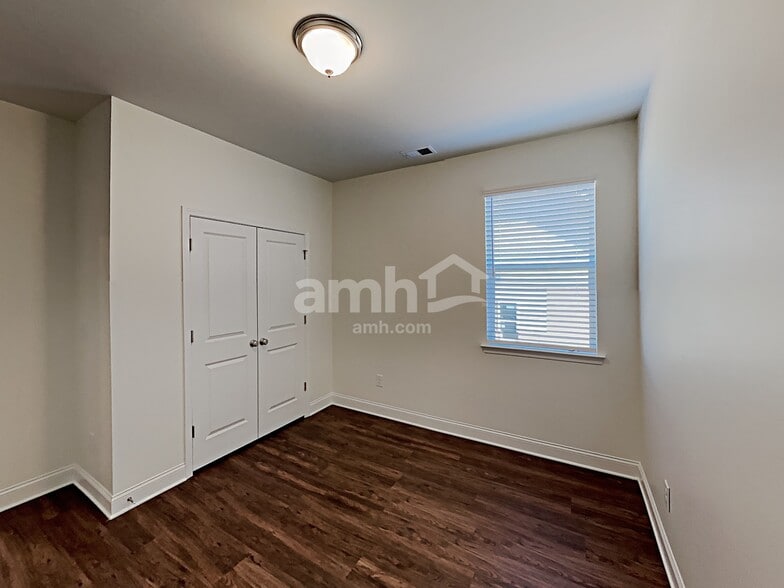 Building Photo - 7071 Creeksong Dr