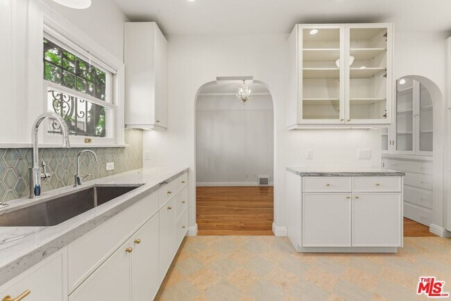 Building Photo - 125 N Orange Dr