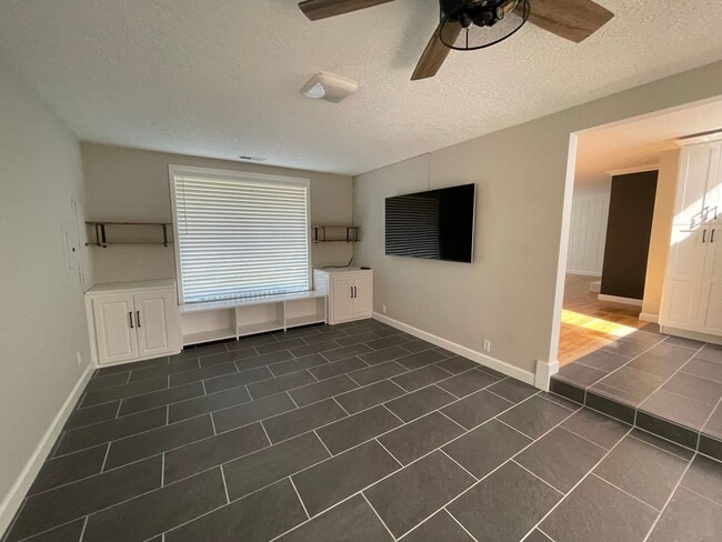 Building Photo - Updated 3 bedroom, 2 bath home