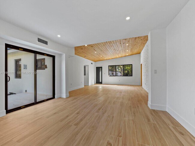 Building Photo - 5841 SW 13th St