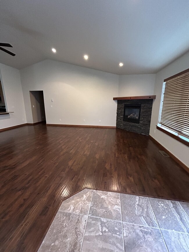 Building Photo - 546 Talon Way