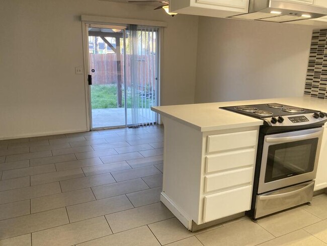 Building Photo - 1813 Scenic View Dr