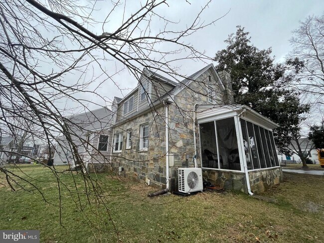 Building Photo - 420 Woodford St