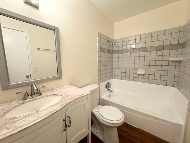Building Photo - AVAILABLE NOW!! 3 Bed / 2 Bath Home in Des...