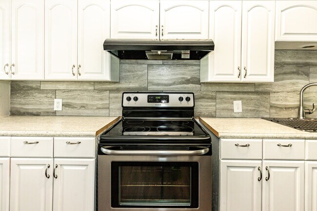 Building Photo - Sharp 3 Bedroom in LISD