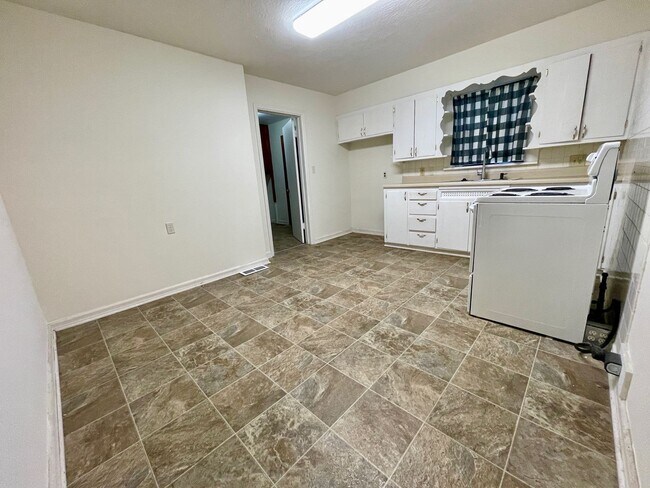 Building Photo - 2553 E. BENNETT ST. - NO PETS - CALL OFFIC...