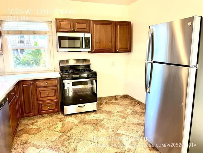 Building Photo - 1025 W 12th St