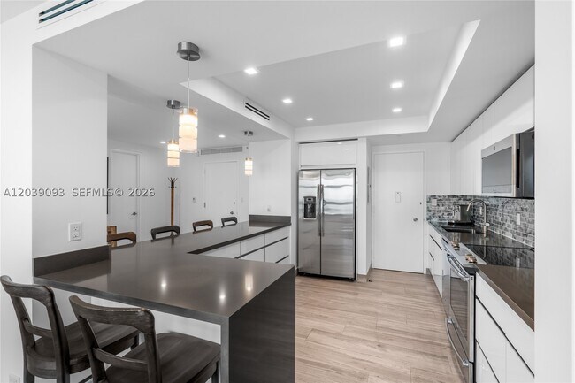 Building Photo - 5055 Collins Ave
