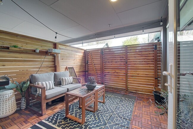 Building Photo - 3Bd/1.5Ba Seattle Townhouse