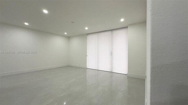 Building Photo - 18181 NE 31st Ct