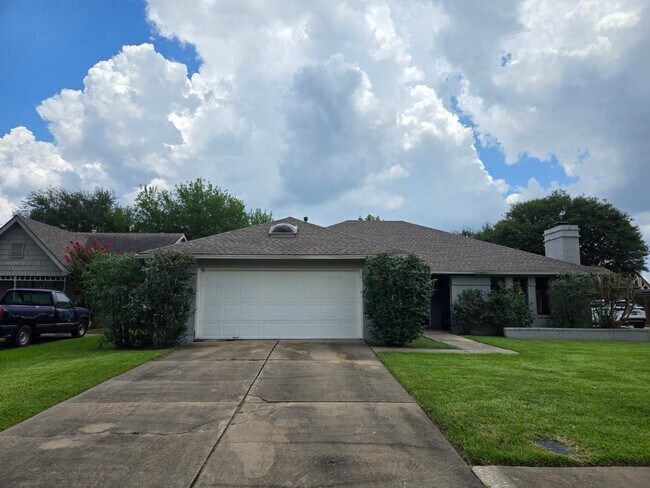 Building Photo - 610 Woodlake Cir