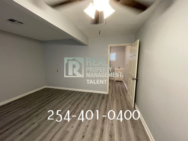 Building Photo - 111 Country Club Dr