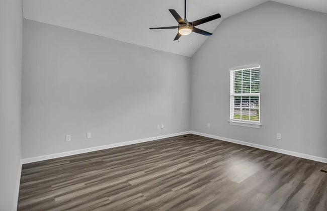 Building Photo - Adorable 3BD/2BA home in Murfreesboro with deck & attached garage!