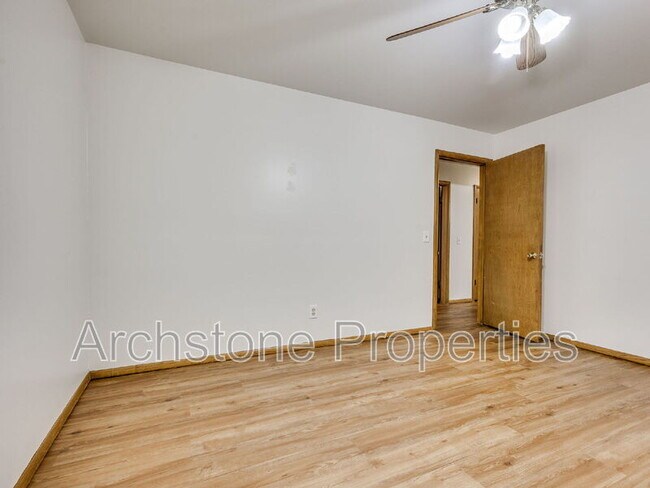 Building Photo - 3121 Lakeside Dr