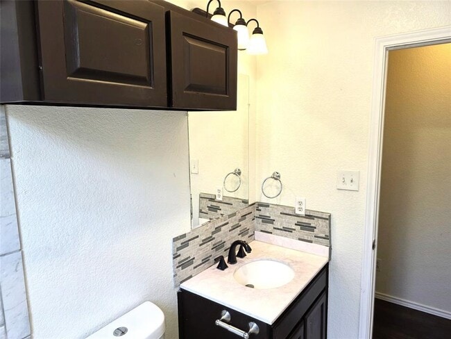 Building Photo - 1600 Hollow Tree Blvd