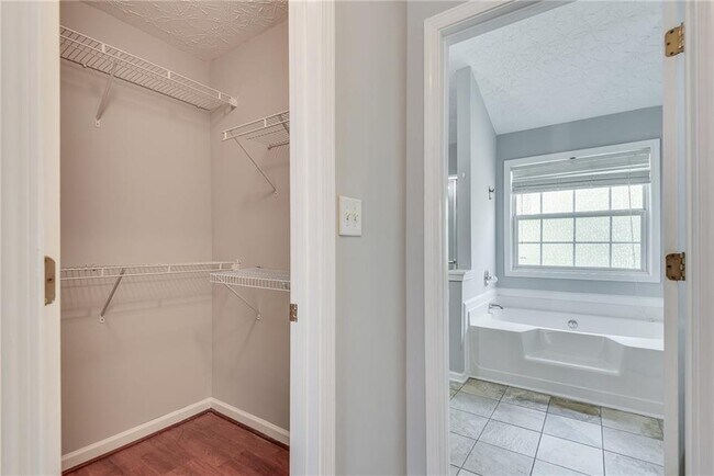 Building Photo - 3337 Baymount Way