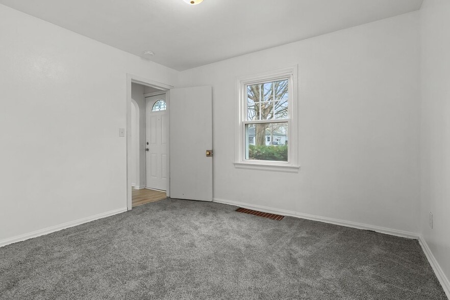 Building Photo - 423 Cornell Dr