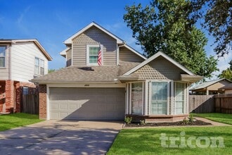 Building Photo - 2013 Greenwood Dr