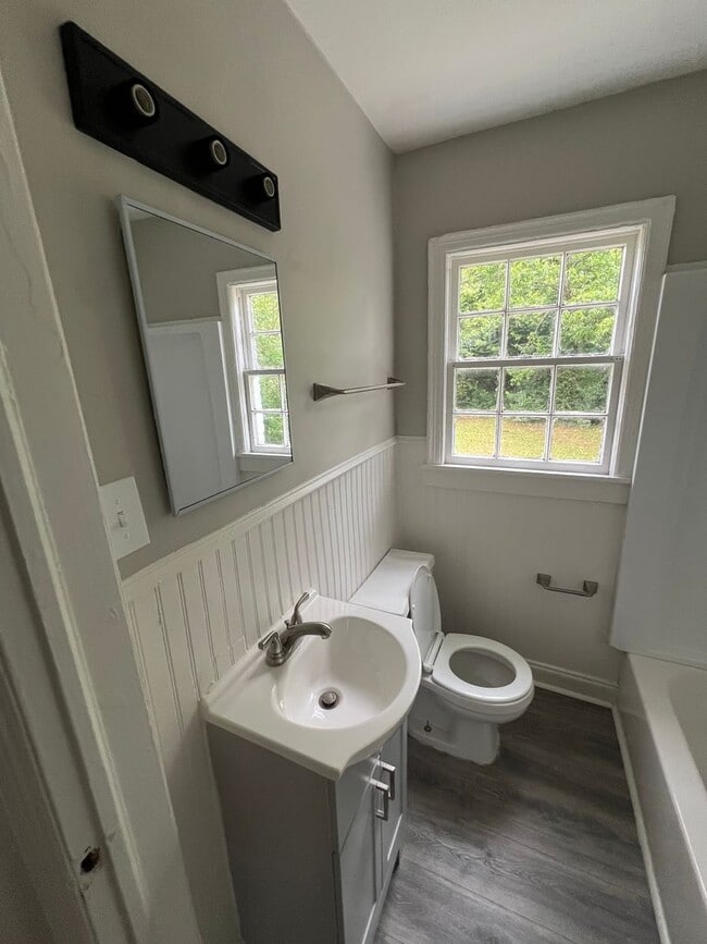 Building Photo - Two bedroom one bath