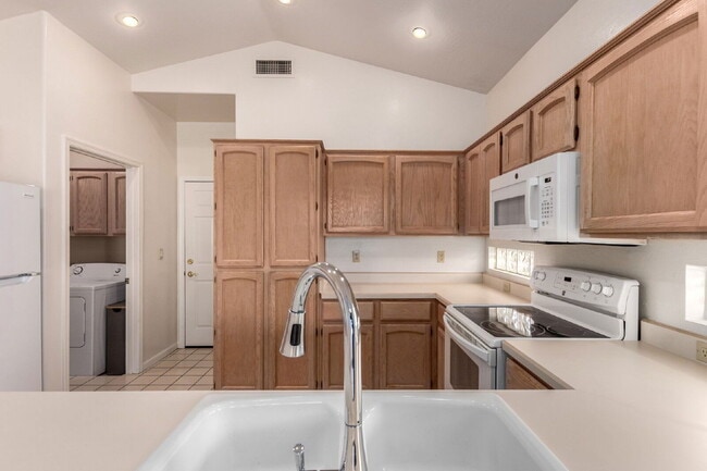 Building Photo - 4723 N Greenview Cir W