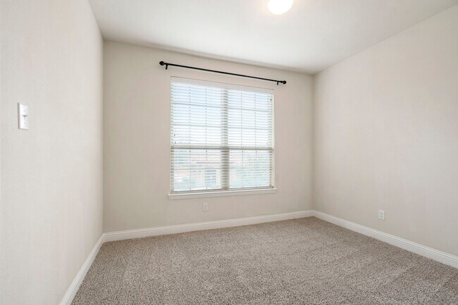 Building Photo - 2640 Venice Dr