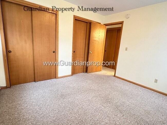 Building Photo - Richfield Second Level Apartment, Heat Pai...