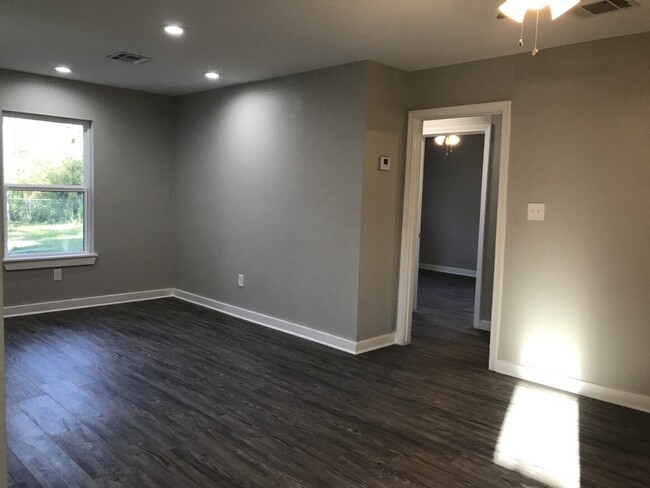 Building Photo - 5313 Chennault Rd