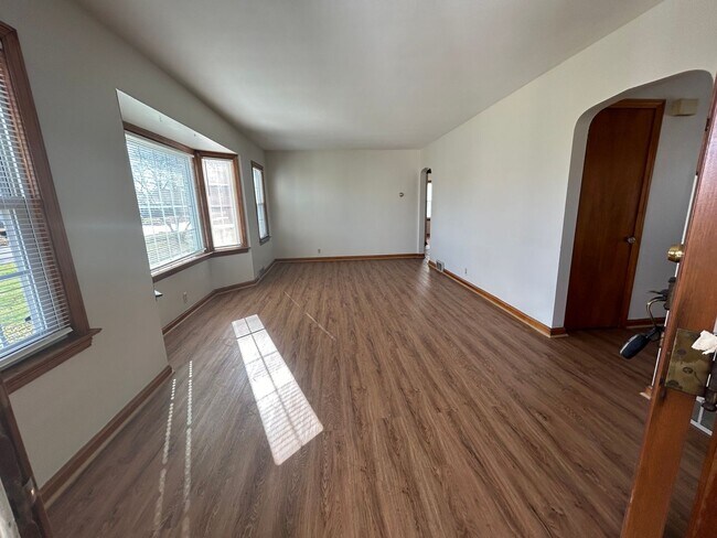 Building Photo - 122S