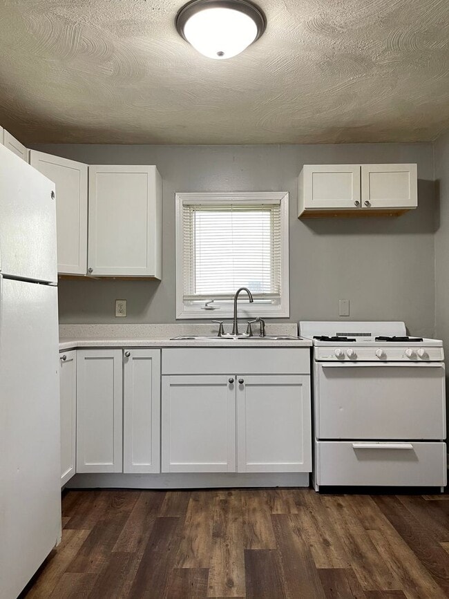 Building Photo - Darling 2 Bedroom 1 Bathroom Home in Minne...
