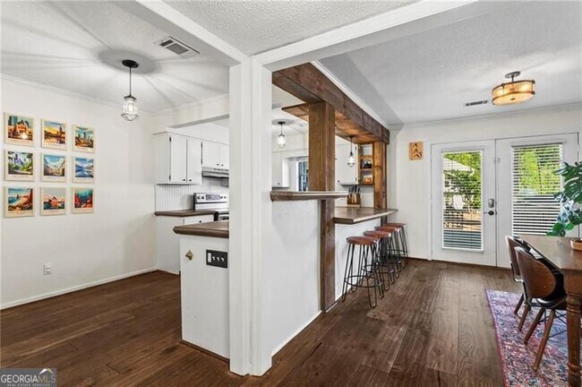 Building Photo - 1028 Riverbend Club Dr SE