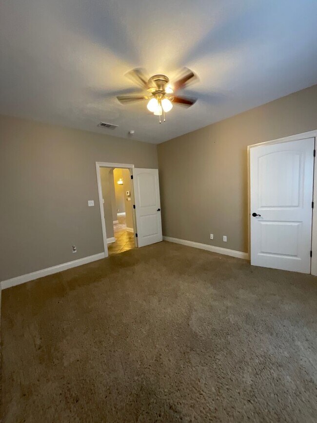 Building Photo - 515 Woodland Pkwy
